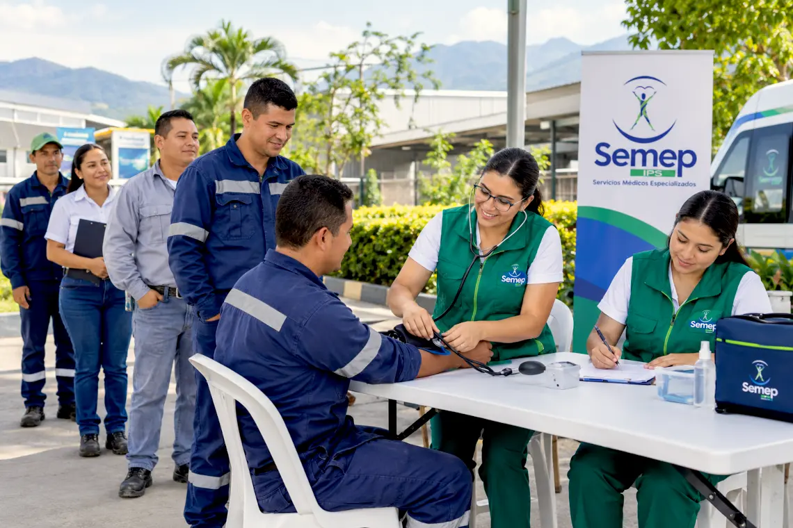 Equipo de Semep atendiendo a trabajadores en una jornada extramural dentro de una empresa del Huila Ilustrativo IA