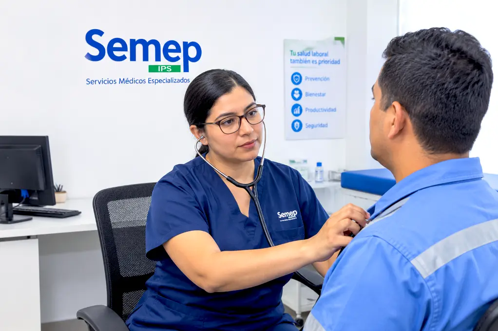Médico laboral de Semep examinando a un trabajador. Imagen ilustrativa (IA)