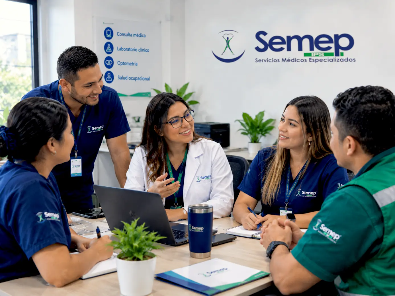 Médico, auxiliar y coordinador de Semep revisando la lista de trabajadores durante una jornada en una empresa. Ilustrativo IA