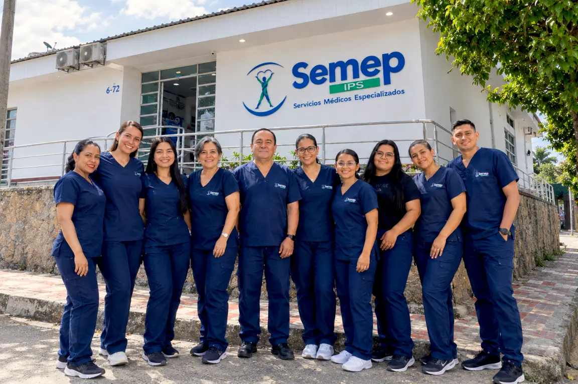 Fachada de la sede de Semep IPS en Neiva con el aviso de la empresa y equipo de trabajo