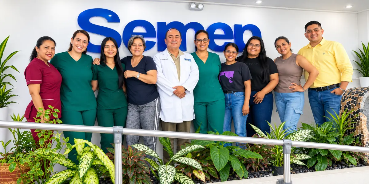Equipo completo de Semep IPS frente a la sede de Neiva