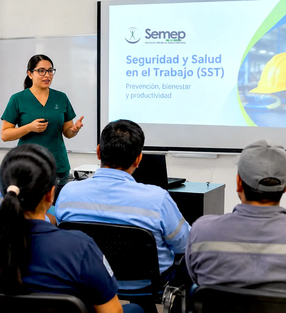 Profesional de Semep dictando una capacitación de seguridad y salud en el trabajo a una empresa. Imagen ilustrativa (IA)