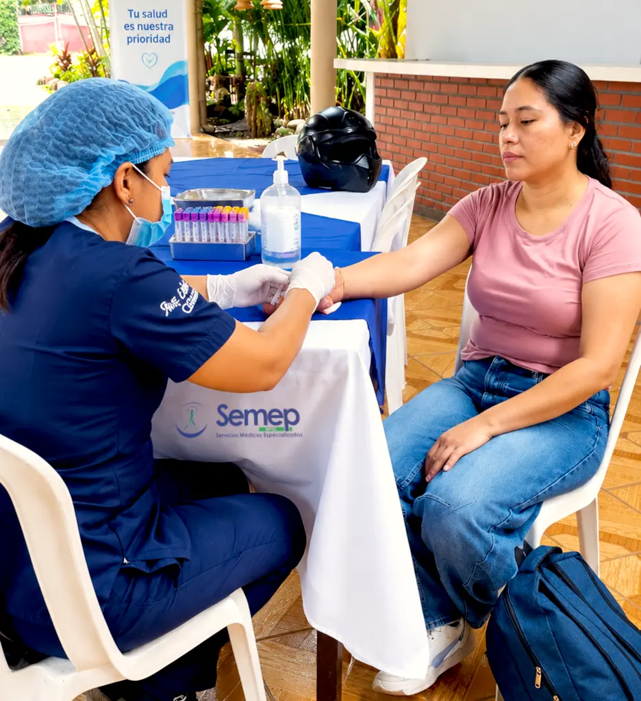 Equipo de Semep trabajando toma de muestra de laboratorio exterior