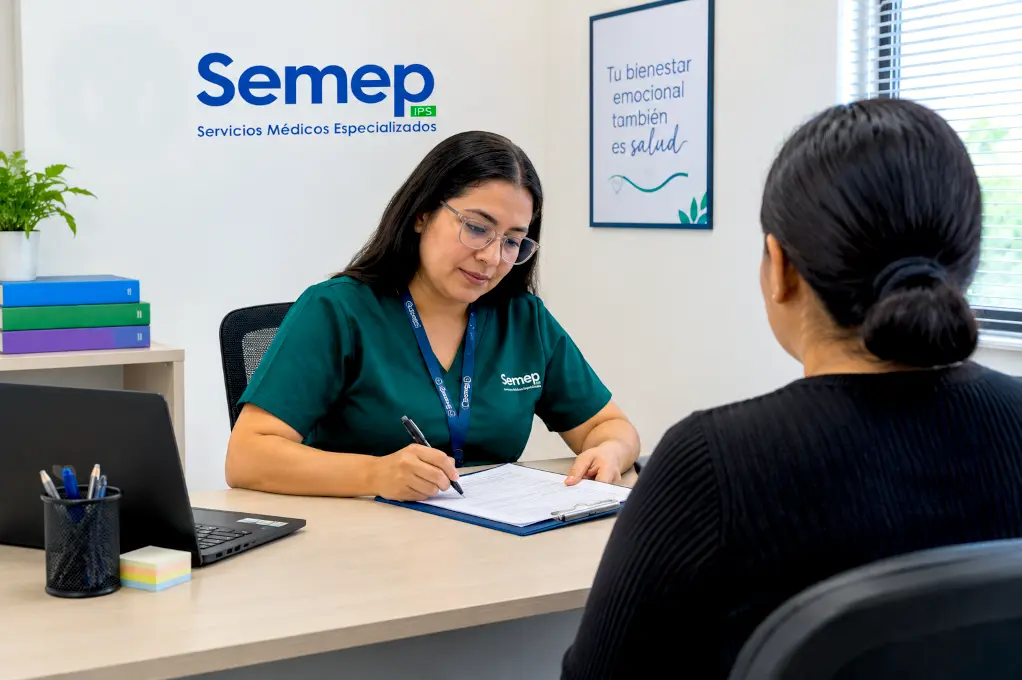 Psicóloga de Semep aplicando una prueba psicológica en el escritorio. Imagen ilustrativa (IA)